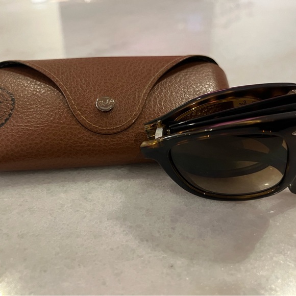 Ray-Ban Folding Wayfarer Tortoise Sunglasses - Picture 8 of 9